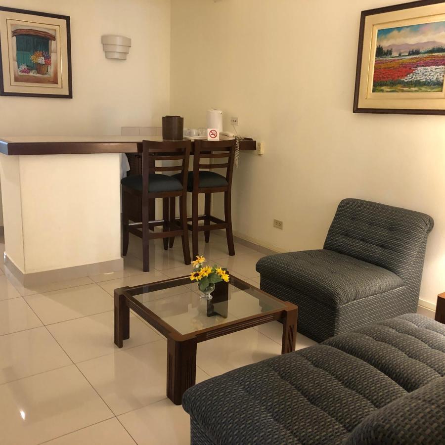 Single Room Queen Bed