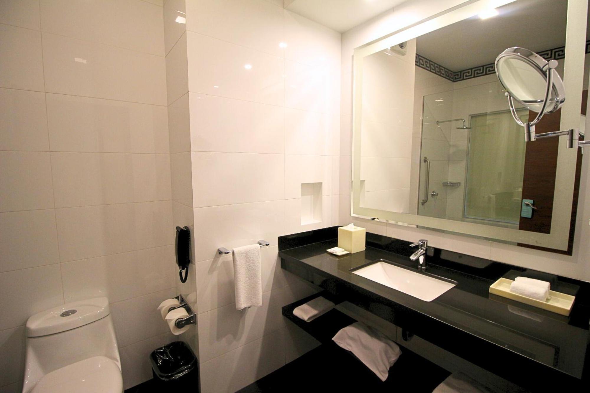 Habitación con cama extragrande.