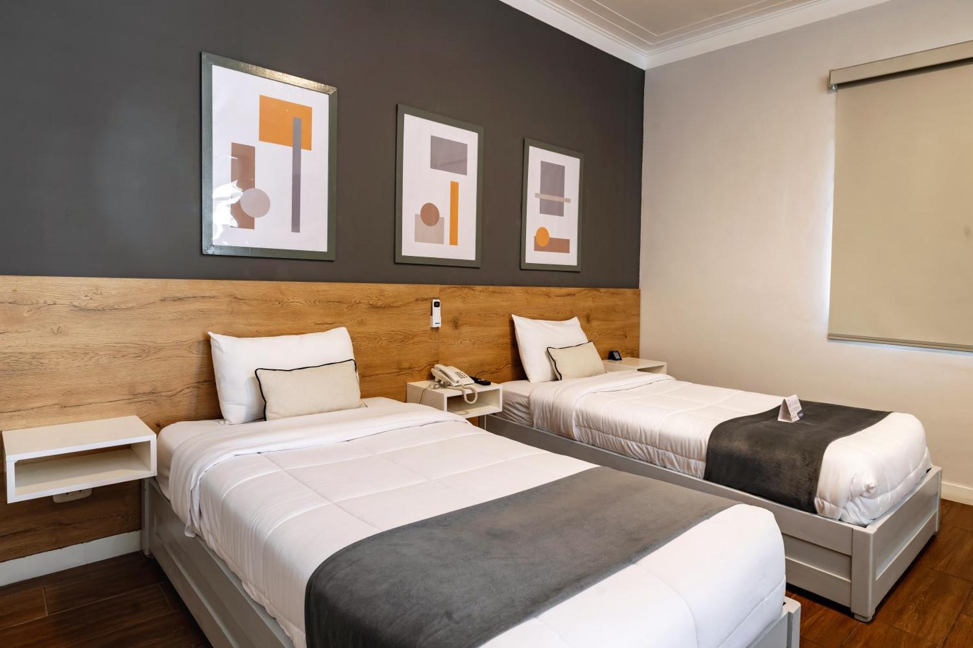 Quarto Duplo com 2 Camas de Casal
