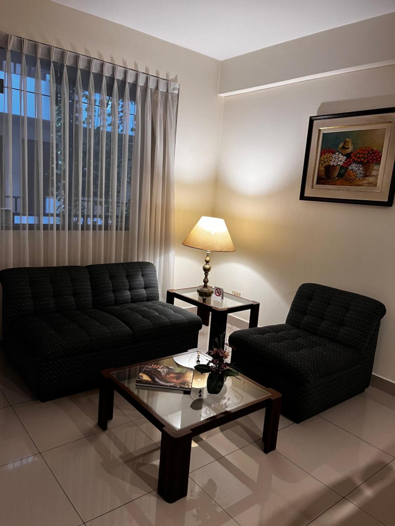 Single Room Queen Bed