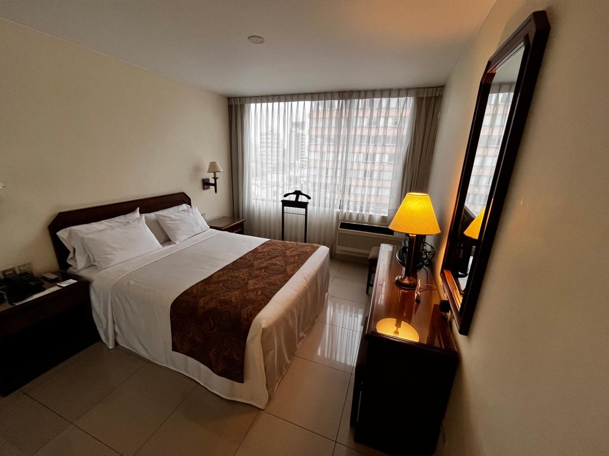 Single Room Queen Bed