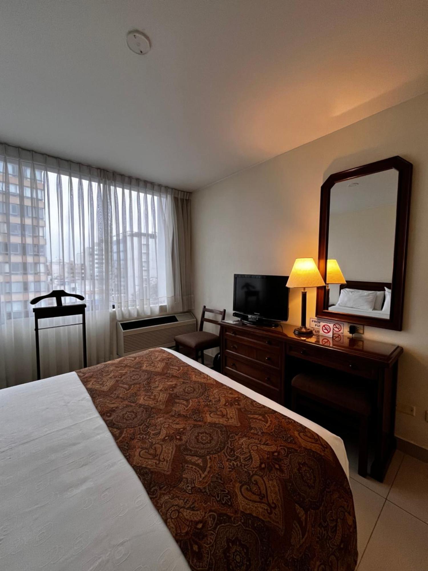 Single Room Queen Bed