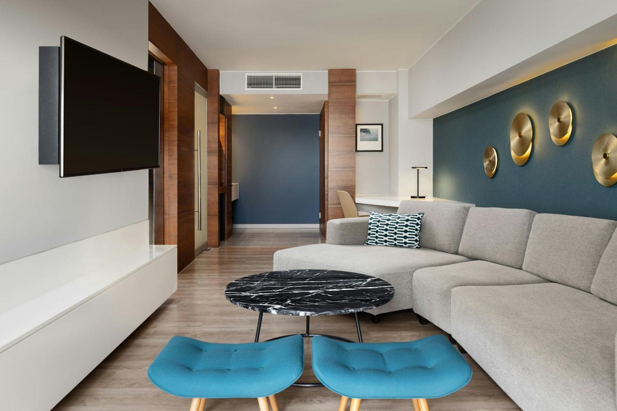 Suite panorámica de 1 dormitorio con cama extragrande y vistas a la ciudad
