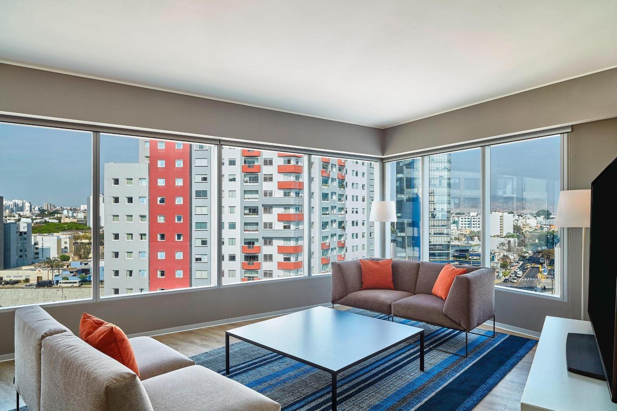 Suite Savvy esquinera con vistas a la ciudad - Cama extragrande