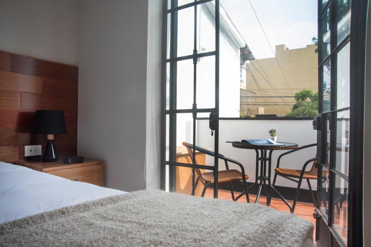 Zimmer mit Kingsize-Bett und Balkon